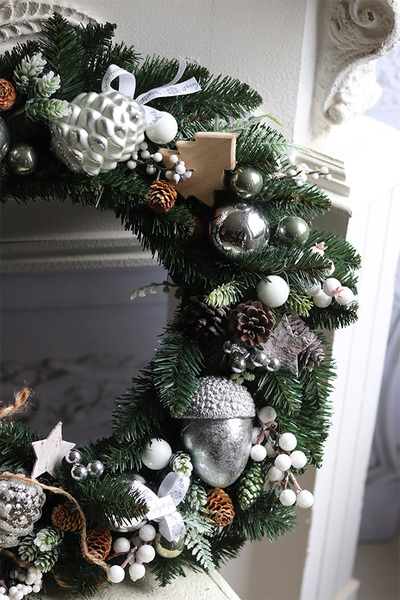 Srebrna Ballada Scandi, świąteczny wianek na drzwi