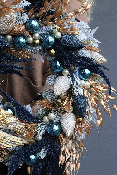 Winteriana, świąteczny granatowo-złoty wianek