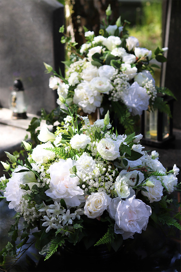 Fleurs Blanches, bukiet nagrobny we wkładzie do wazonu
