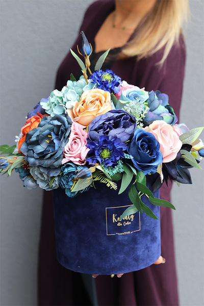 Flamenco Blue Velvet, granatowy flowerbox z kolorowymi kwiatami