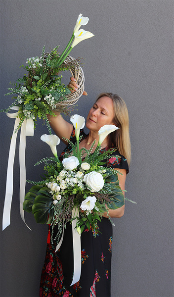 Reginna Biel, wieniec nagrobny z kallami, dł.80cm, śr.28cm 