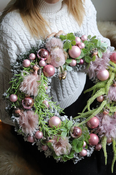 Balet Gwiazdkowy, świąteczny różowy wianek dekoracyjny