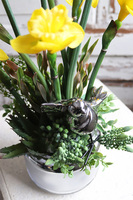 kompozycja wiosenna z gumowymi żonkilami, Esteria Salise, wys.54cm