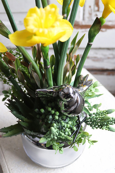 kompozycja wiosenna z gumowymi żonkilami, Esteria Salise, wys.54cm