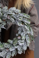 Tajga, zimowy ośnieżony wianek iglasty