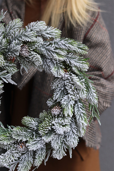 Tajga, zimowy ośnieżony wianek iglasty