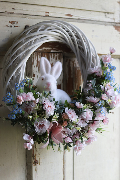 Biały Królik, wielkanocny wianek z zajączkiem, śr.37cm