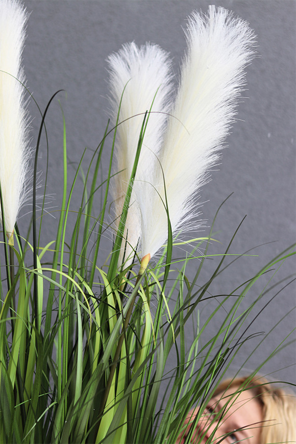 Simple Fiberglass White, kompozycja z traw pampasowych w kwadratowej donicy, wys.112cm 