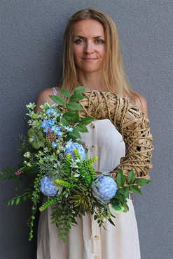 Blue Kartossa Protea, asymetryczny wianek dekoracyjny, rozp.40cm