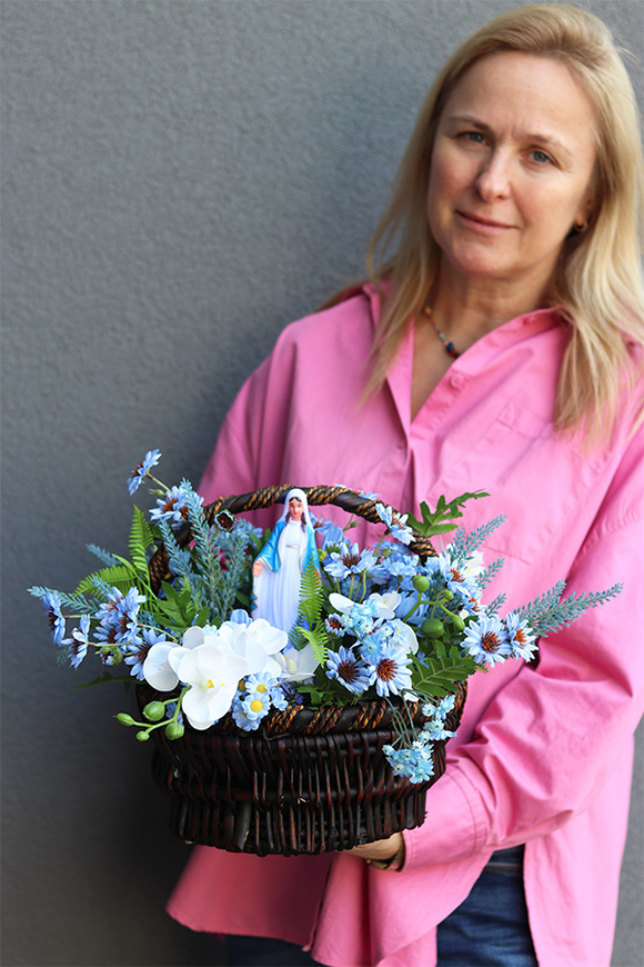 Ave Maryja, kompozycja nagrobna w koszu