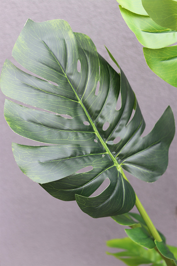 Monstera, sztuczne drzewko w osłonce donicy