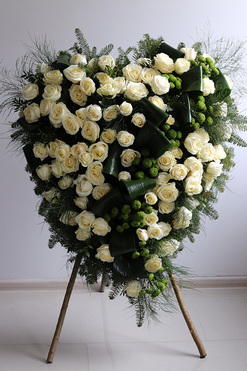 Pure, żywa wiązanka pogrzebowa serce, wym.95x90cm 