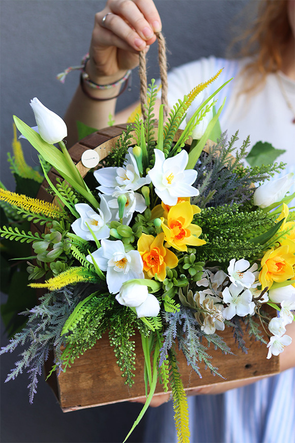 Kellasa, wiosenna kompozycja nagrobna w skrzynce