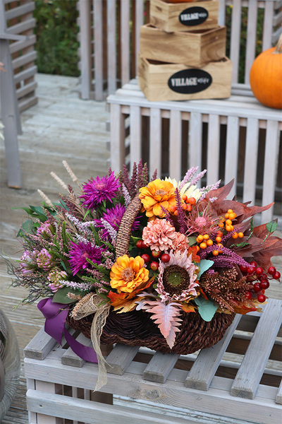 Wrzosowisko, barwny jesienny kosz z kwiatami