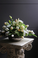 Milenda 2, kompozycja z gumowymi tulipanami w srebrnym naczyniu