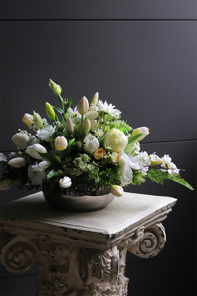 Milenda 2, kompozycja z gumowymi tulipanami w srebrnym naczyniu