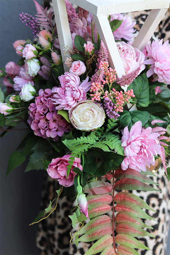 Angelo Floresa Różowa, kompozycja nagrobna w lampionie