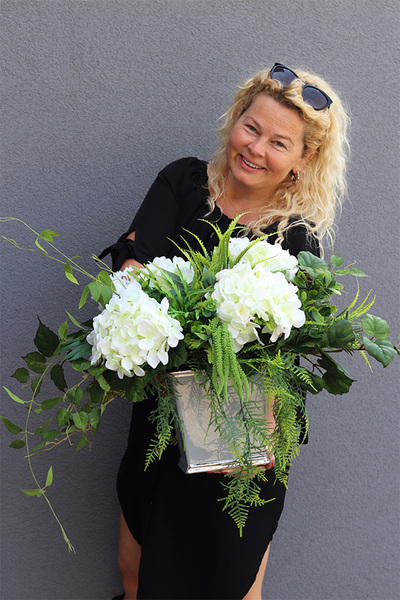 Hortensje Brista, kompozycja kwiatowa w szaro-srebrnej donicy