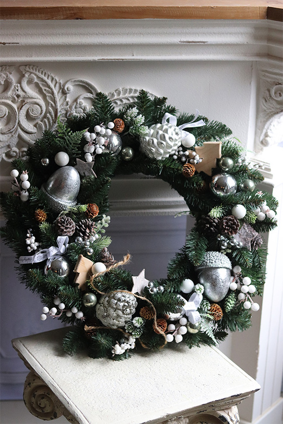 Srebrna Ballada Scandi, świąteczny wianek na drzwi