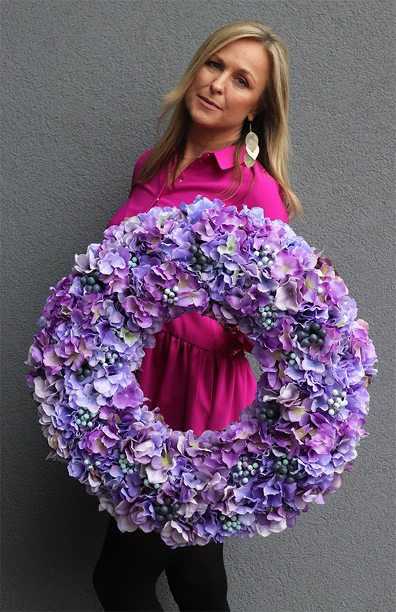 Hortensja Beti Fiolet, wianek z borówkami