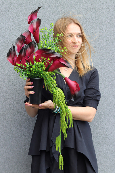 New Design Bordo Ombre, nowoczesny bukiet nagrobny we wkładzie