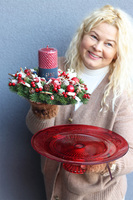 Red Winter, stroik ze świecą na szklanej paterze