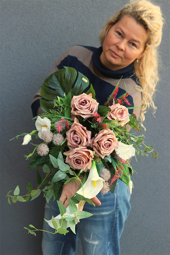 Maria Beige, bukiet nagrobny we wkładzie