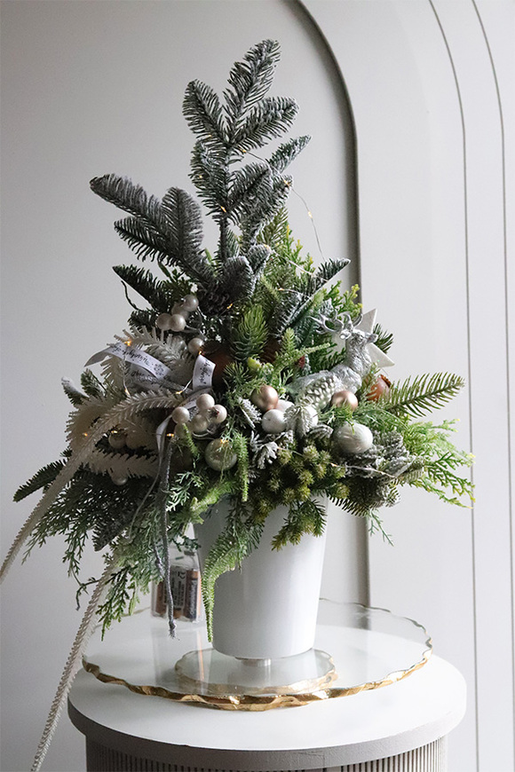 Biała Landia, realistyczna choinka świąteczna z przybraniem