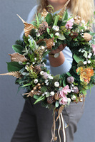 Corso Italia, zimowy wianek z dzwonkami