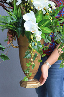 Ambasada, kompozycja ze storczykiem w złotym pucharze