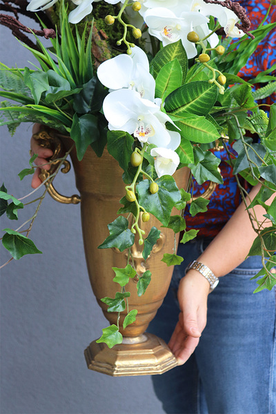 Ambasada, kompozycja ze storczykiem w złotym pucharze