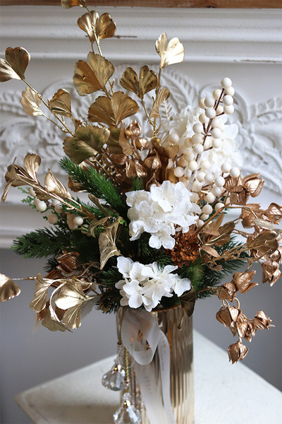 Jerusalem Gold Winter, świąteczny bukiet kwiatów w wazonie	