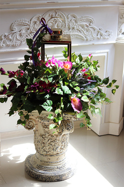 Angelo Garden Purple&Gold 2, kompozycja kwiatowa z lampionem, wys.50cm  