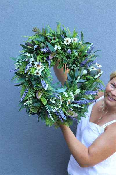 Leśny Ogród Ziołowy, zielony wianek dekoracyjny z lawendą