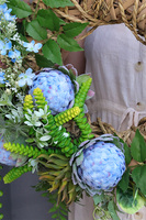 Blue Protea, asymetryczny wianek dekoracyjny