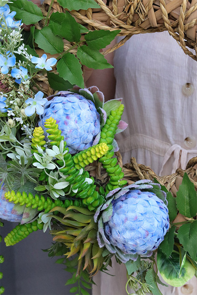 Blue Protea, asymetryczny wianek dekoracyjny