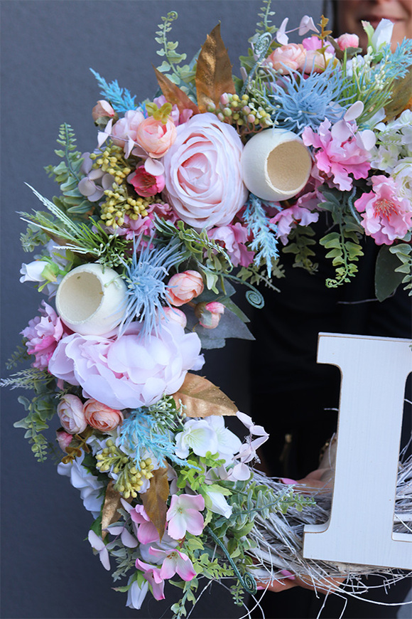 Literra, dekoracyjny wianek z drewnianą literą, śr.45cm 