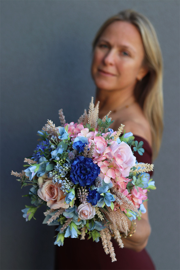 Reffia 2, kompozycja kwiatowa w naczyniu w groszki