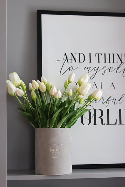 White Tulips, flowerbox z gumowymi tulipanami