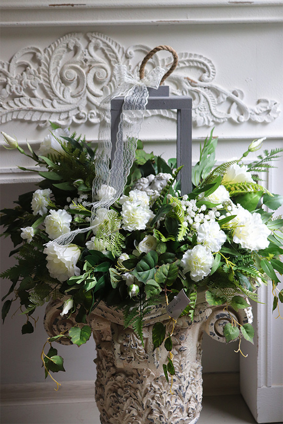 Angelo Garden Wood Bielia, kompozycja nagrobna z aniołem w lampionie