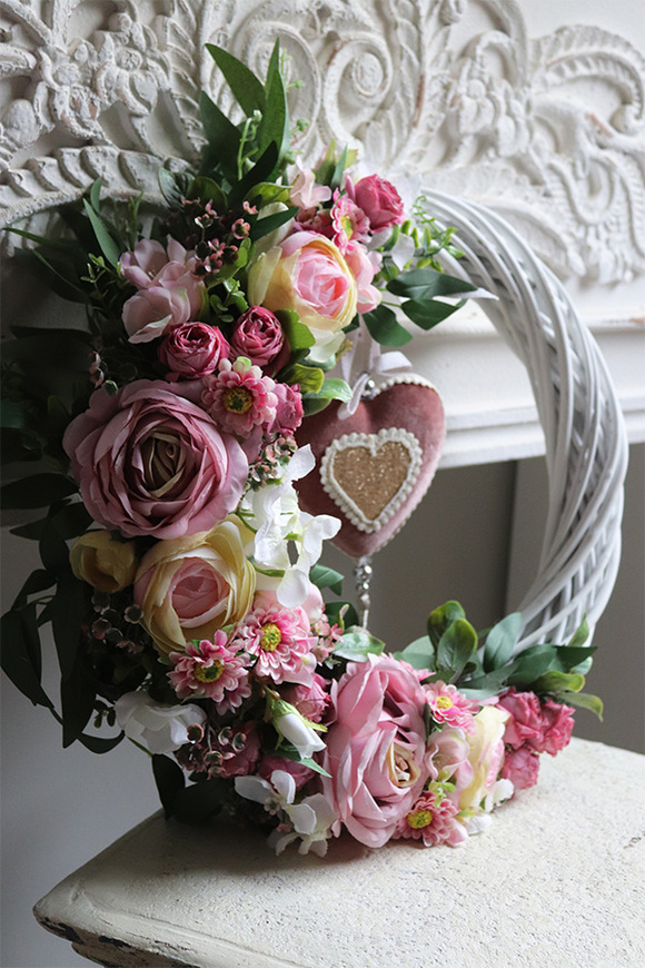 Miłosny, asymetryczny wianek z sercem