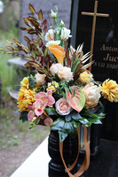 Ulises, bukiet nagrobny z żółtych kwiatów,