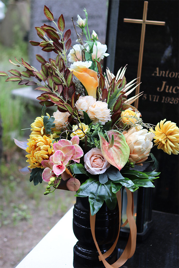 Ulises, bukiet nagrobny z żółtych kwiatów,