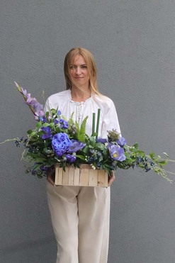 Błękit Lata, dekoracja nagrobna w skrzynce, wym.53x80x37cm