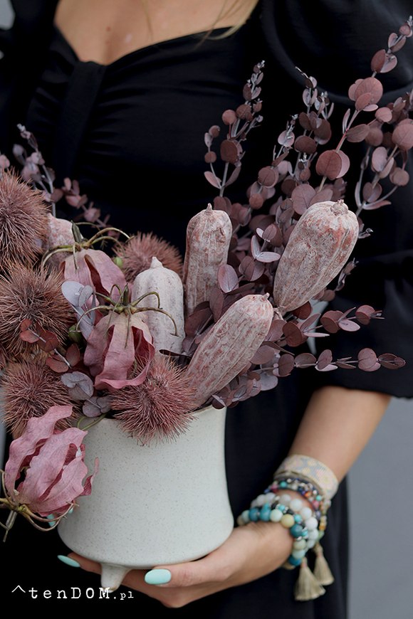  Izaria, kompozycja kwiatowa w naczyniu