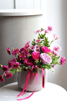 Magenti, kwiatowa kompozycja w naczyniu