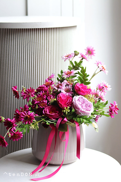 Magenti, kwiatowa kompozycja w naczyniu, wys.33x40x24cm 