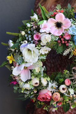 Maj w Ogrodzie, kwiatowy wianek na drzwi, śr.44cm