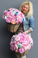 Caryca Renato 2, bogaty kosz z peoniami