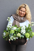 Wiosenna Kalina, kompozycja kwiatowa w owalnej misie